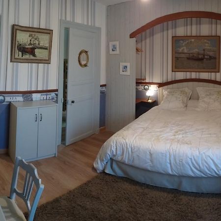 Logis Des Douves Bed and Breakfast Tiffauges Esterno foto