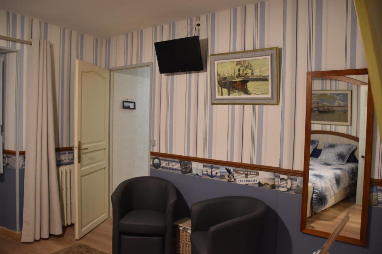 Logis Des Douves Bed and Breakfast Tiffauges Esterno foto