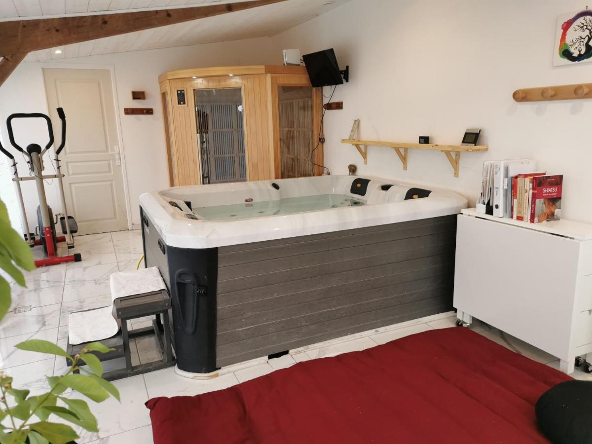Logis Des Douves Bed and Breakfast Tiffauges Esterno foto