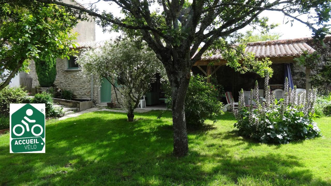 Logis Des Douves Bed and Breakfast Tiffauges Esterno foto