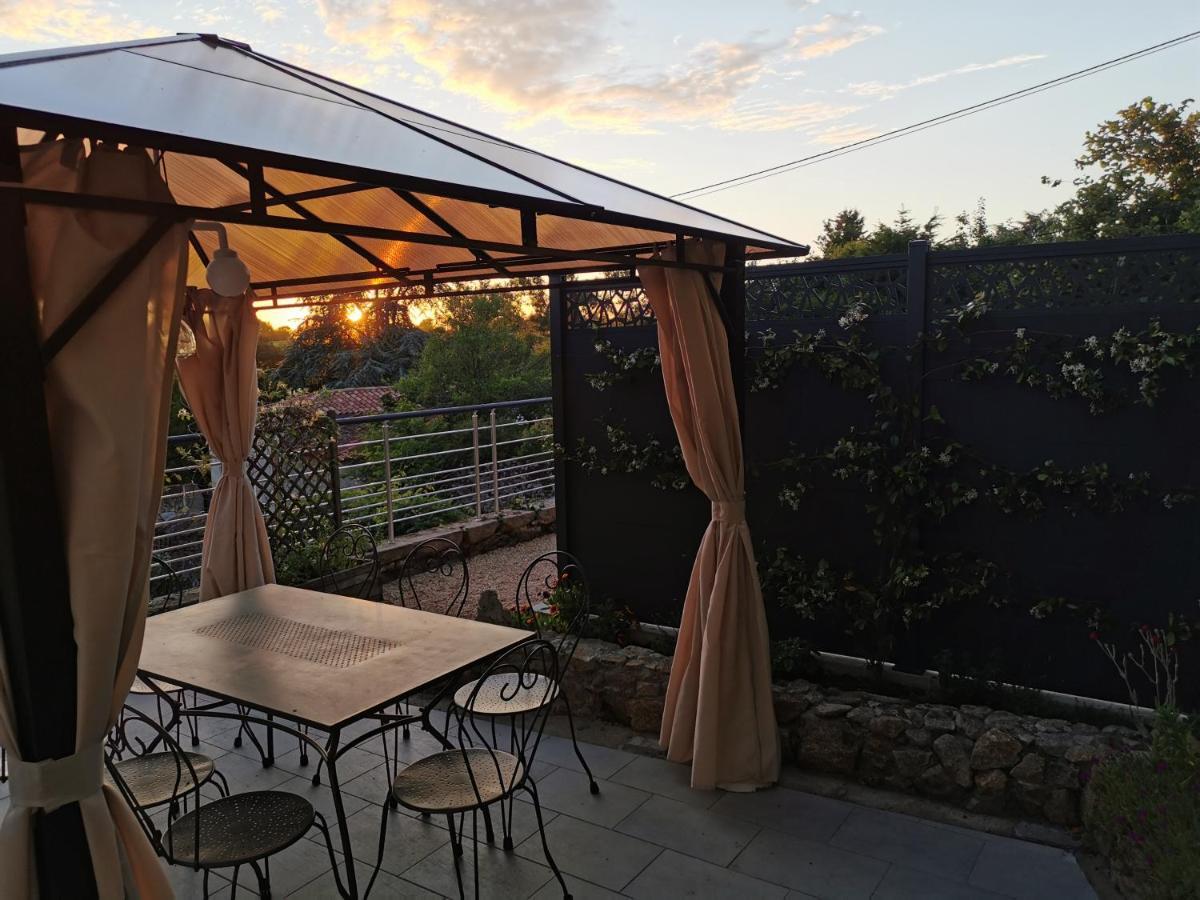 Logis Des Douves Bed and Breakfast Tiffauges Esterno foto