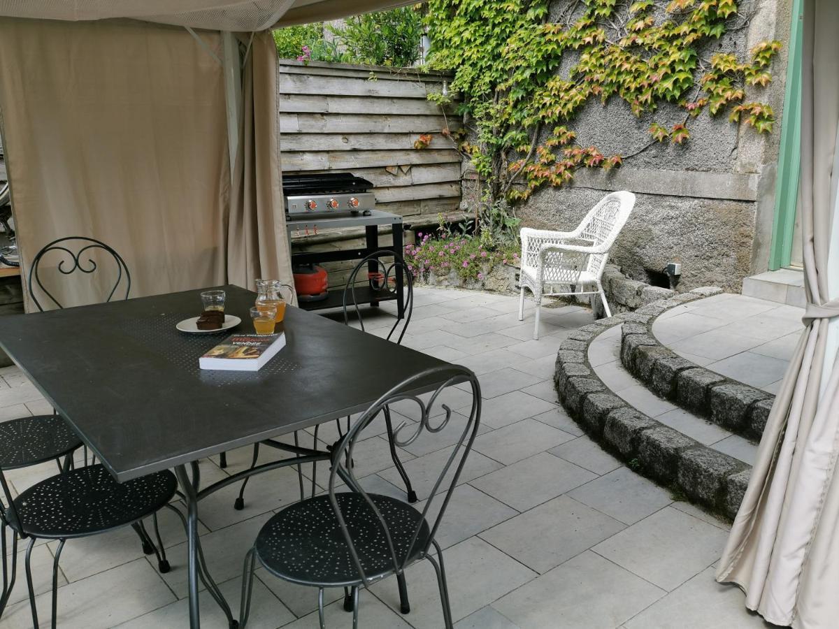 Logis Des Douves Bed and Breakfast Tiffauges Esterno foto