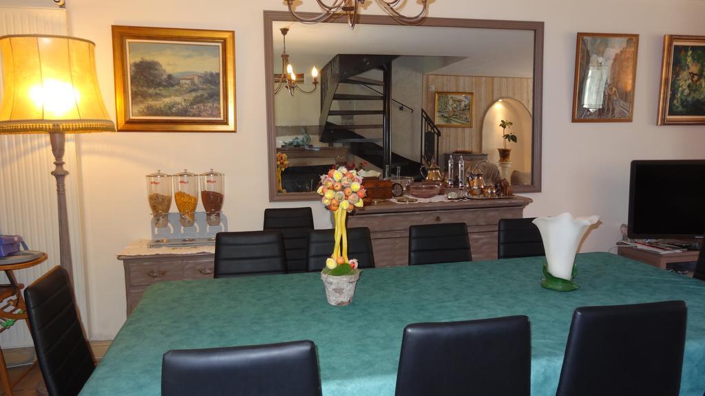 Logis Des Douves Bed and Breakfast Tiffauges Esterno foto