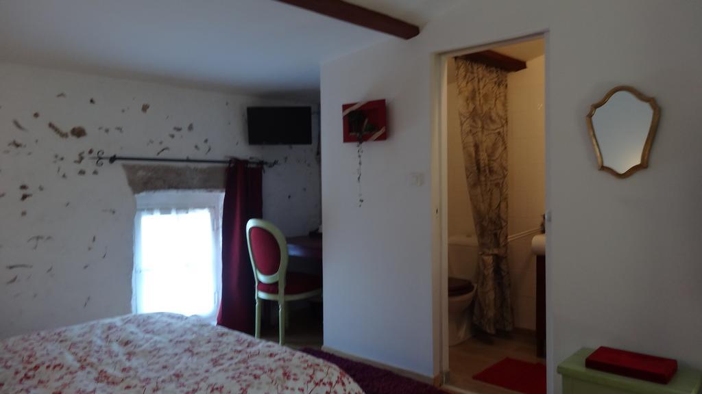 Logis Des Douves Bed and Breakfast Tiffauges Esterno foto