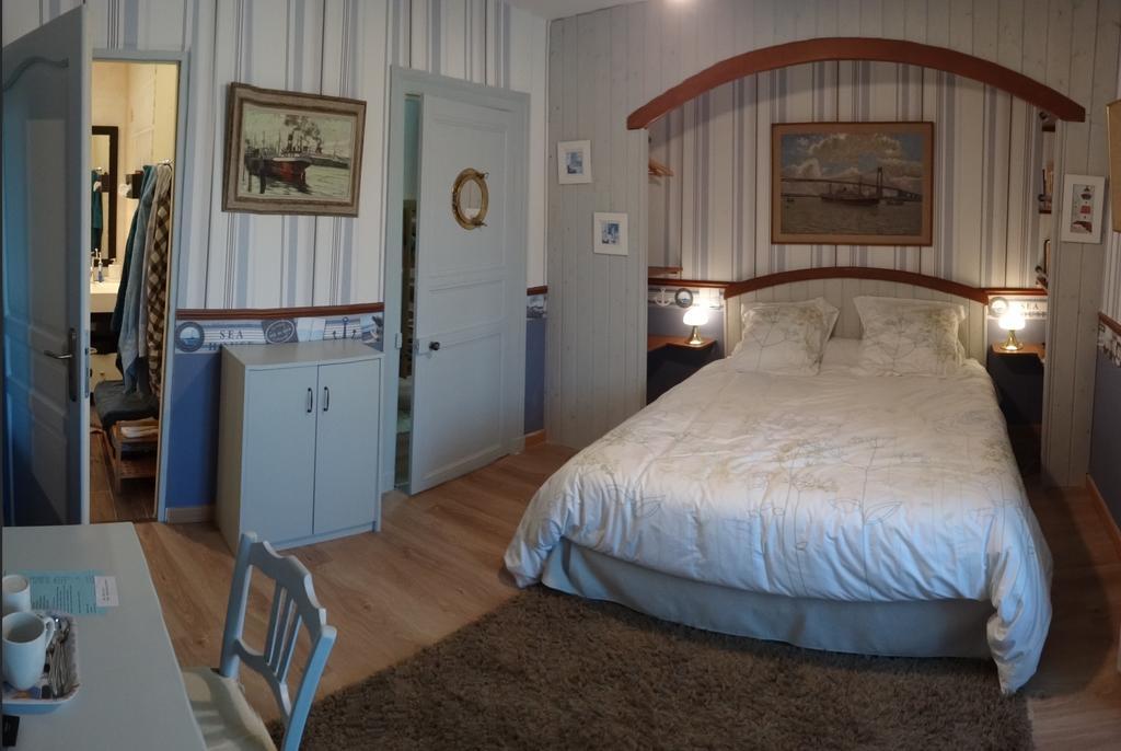 Logis Des Douves Bed and Breakfast Tiffauges Esterno foto