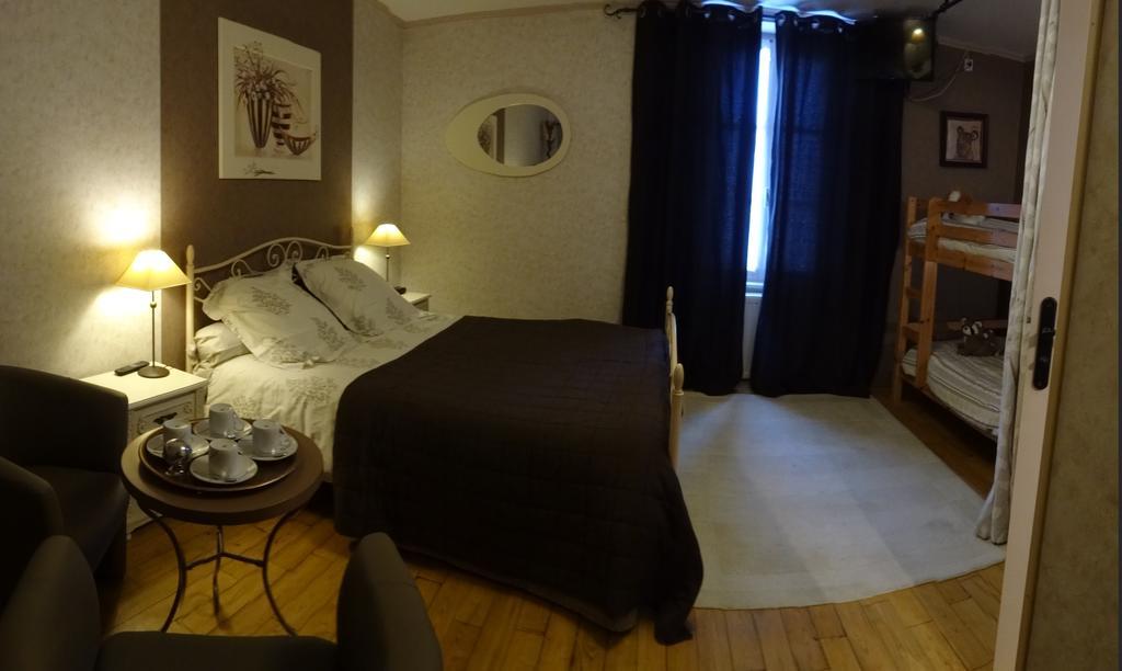 Logis Des Douves Bed and Breakfast Tiffauges Esterno foto