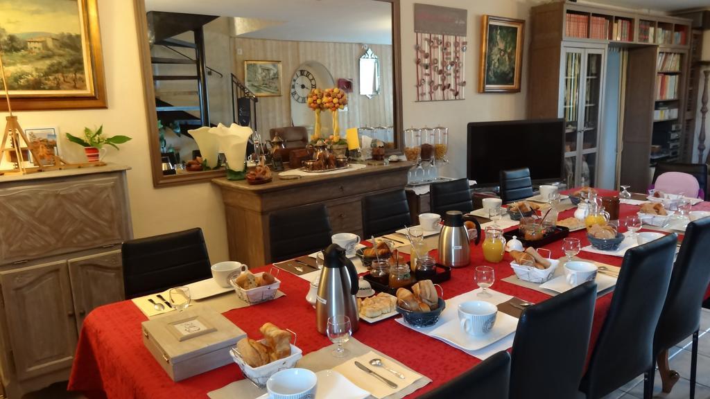 Logis Des Douves Bed and Breakfast Tiffauges Esterno foto