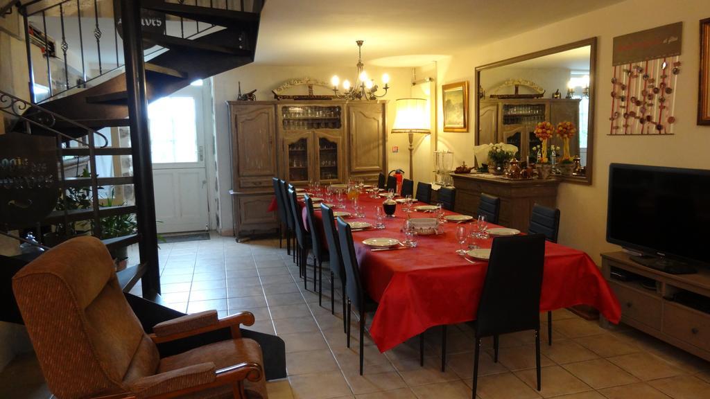 Logis Des Douves Bed and Breakfast Tiffauges Esterno foto