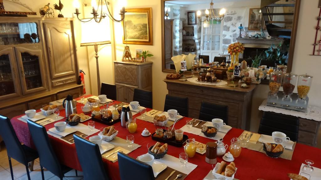 Logis Des Douves Bed and Breakfast Tiffauges Esterno foto