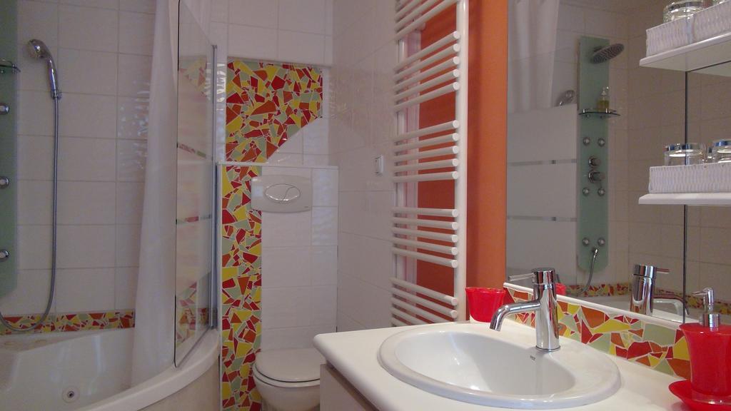 Logis Des Douves Bed and Breakfast Tiffauges Esterno foto