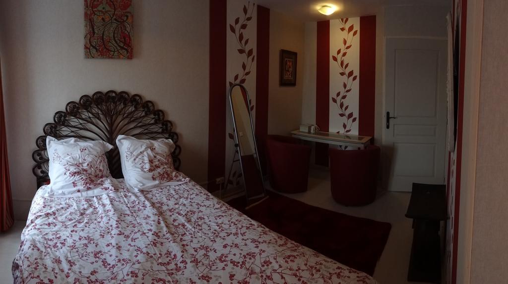 Logis Des Douves Bed and Breakfast Tiffauges Esterno foto