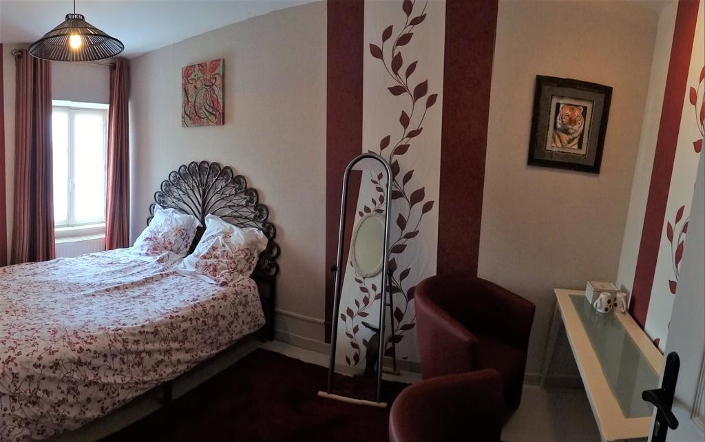 Logis Des Douves Bed and Breakfast Tiffauges Esterno foto